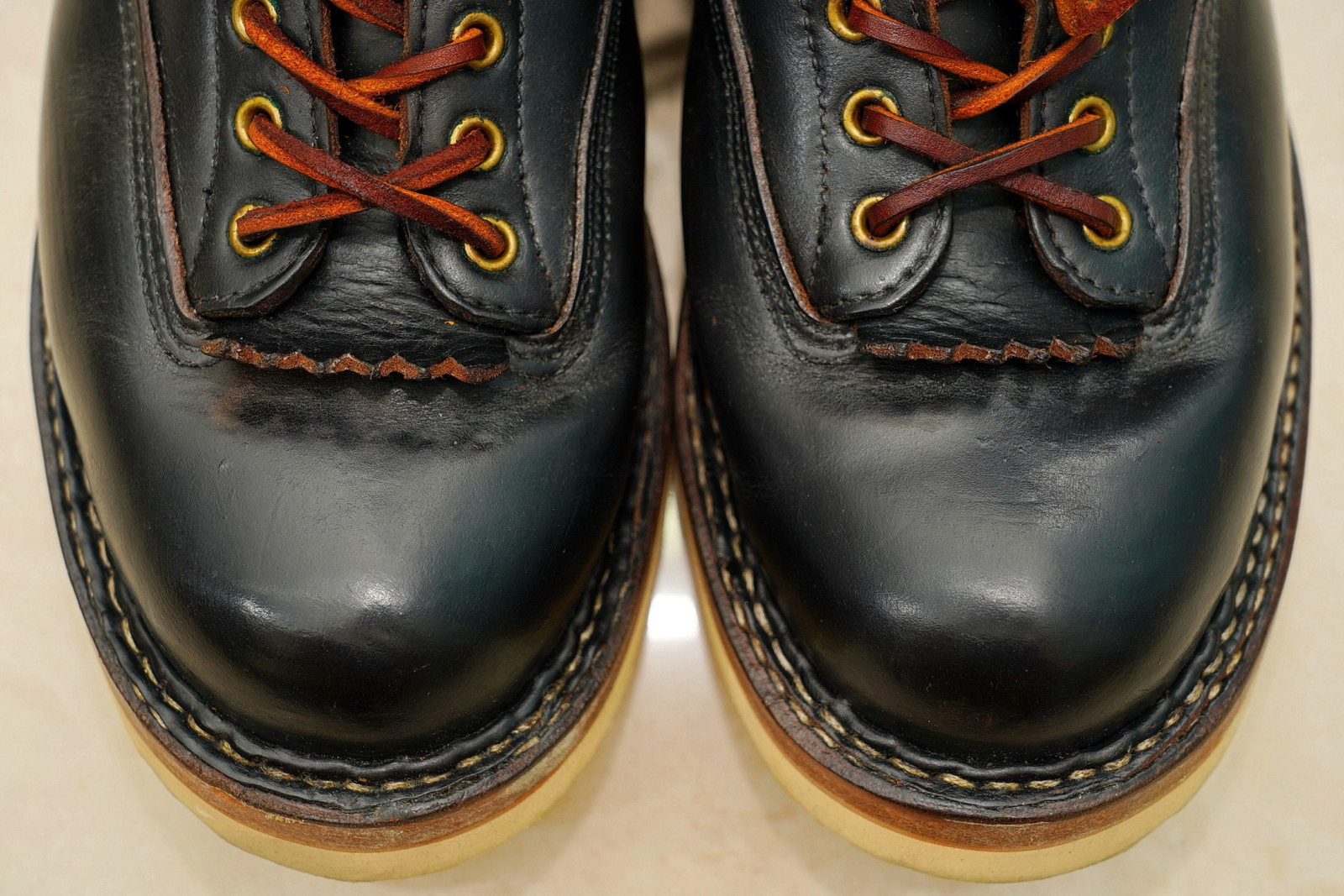 White's Boots Lace to Toe Horween Black，靴頭特寫