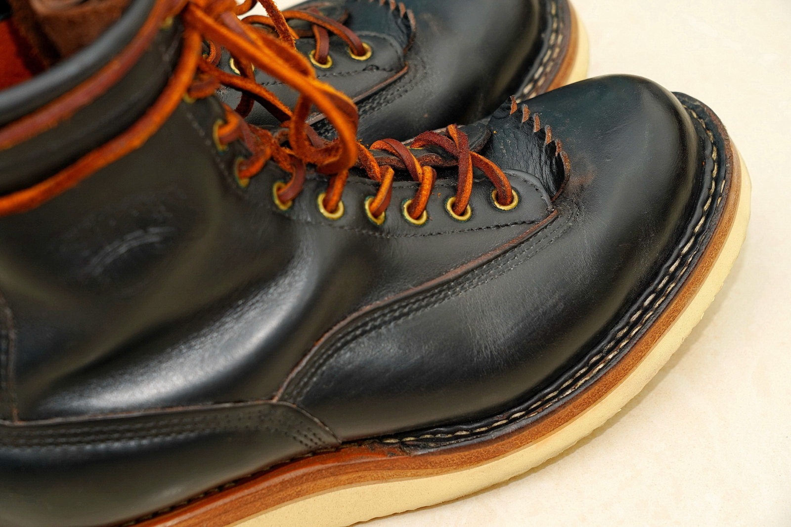 White's Boots Lace to Toe Horween Black，鞋面、沿條特寫