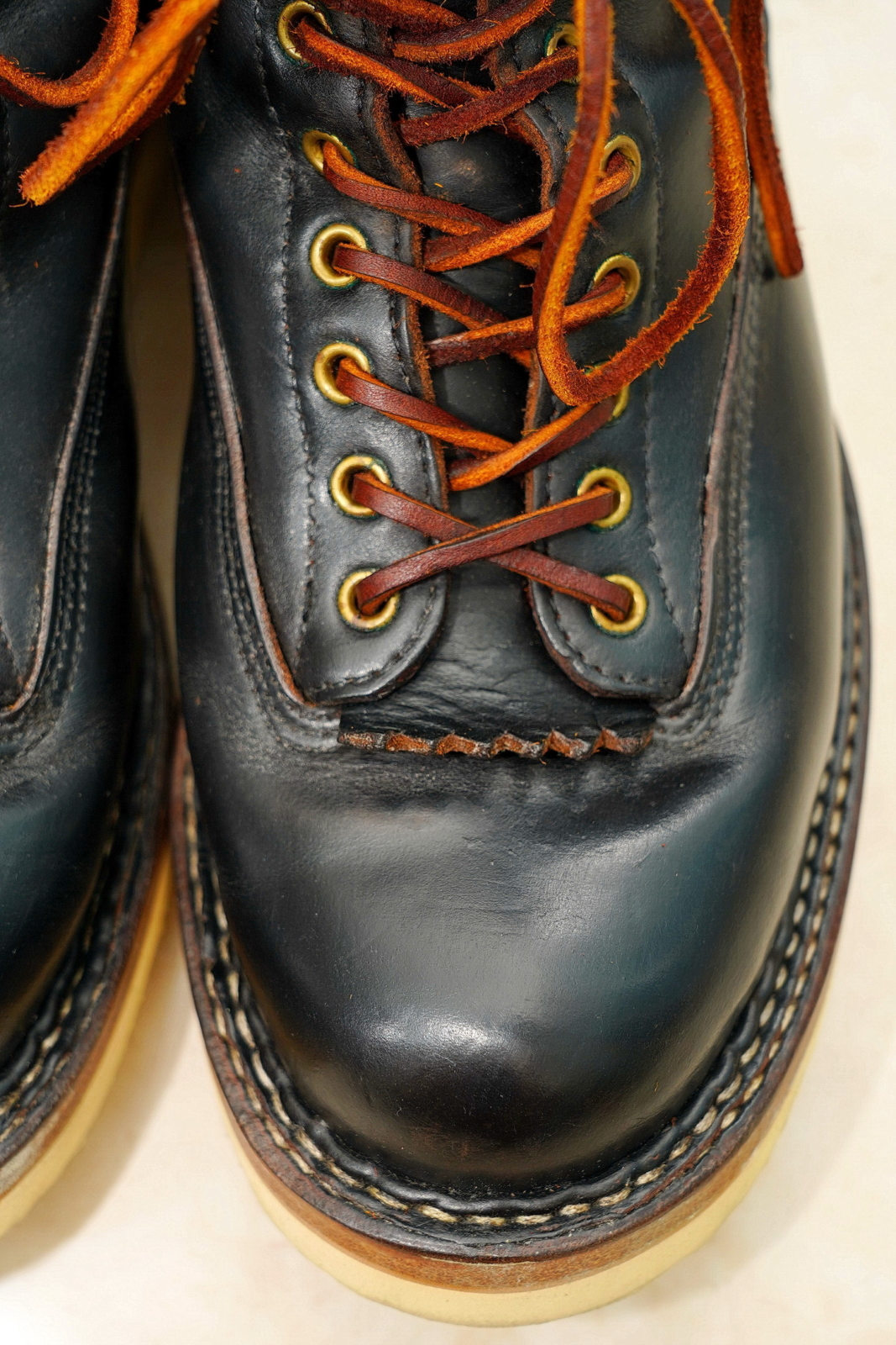 White's Boots Lace to Toe Horween Black，左靴鞋面特寫