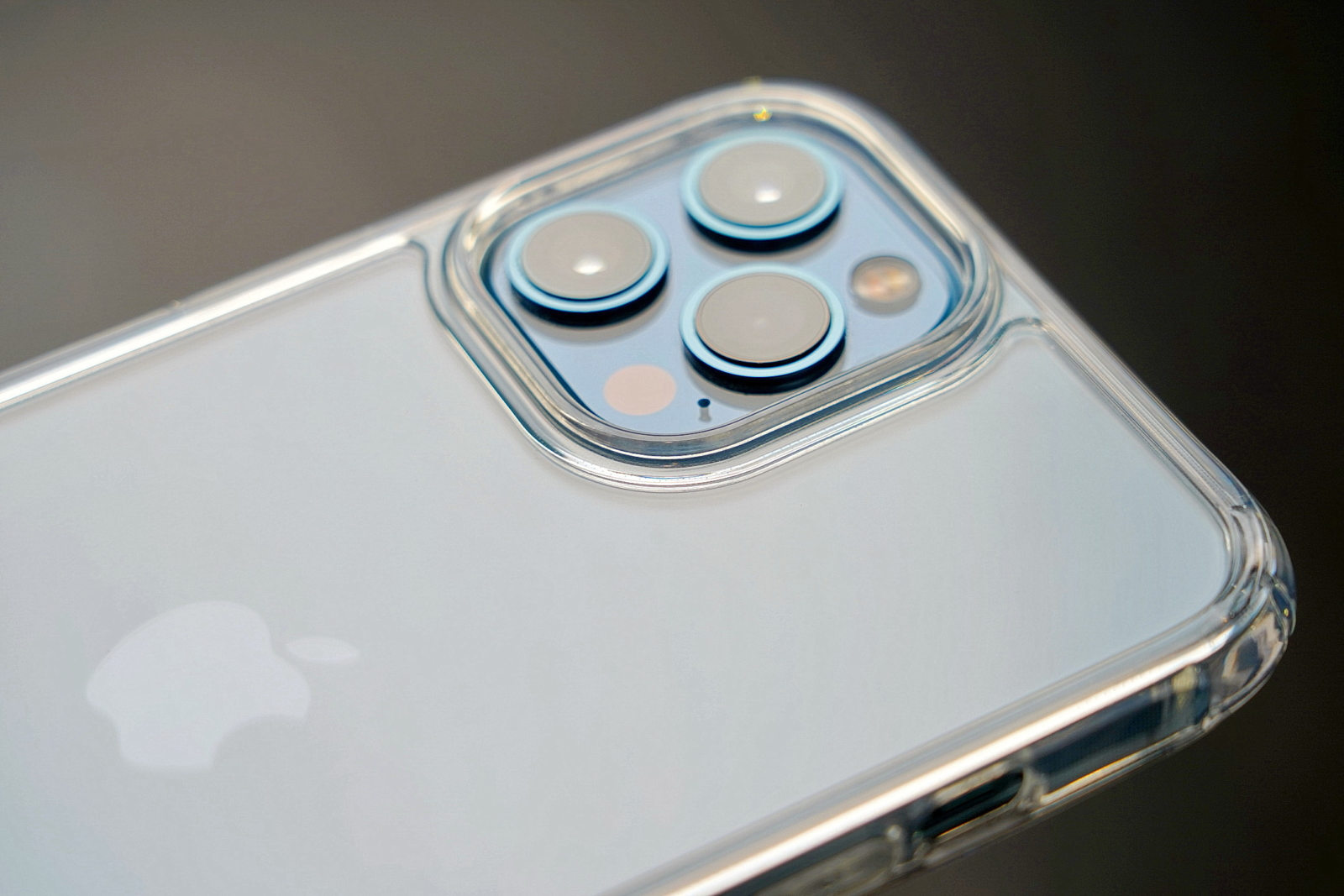 London IMG 倫敦印象 極地冰岩殼 iPhone 手機殼，iPhone 12 Pro MAX 裝著特寫，鏡頭