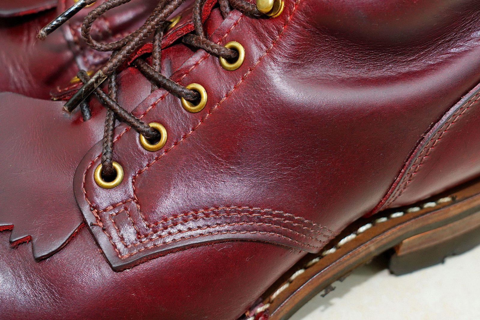 WESCO Boots Jobmaster Burgundy 酒紅七吋皮靴，鞋面縫線特寫