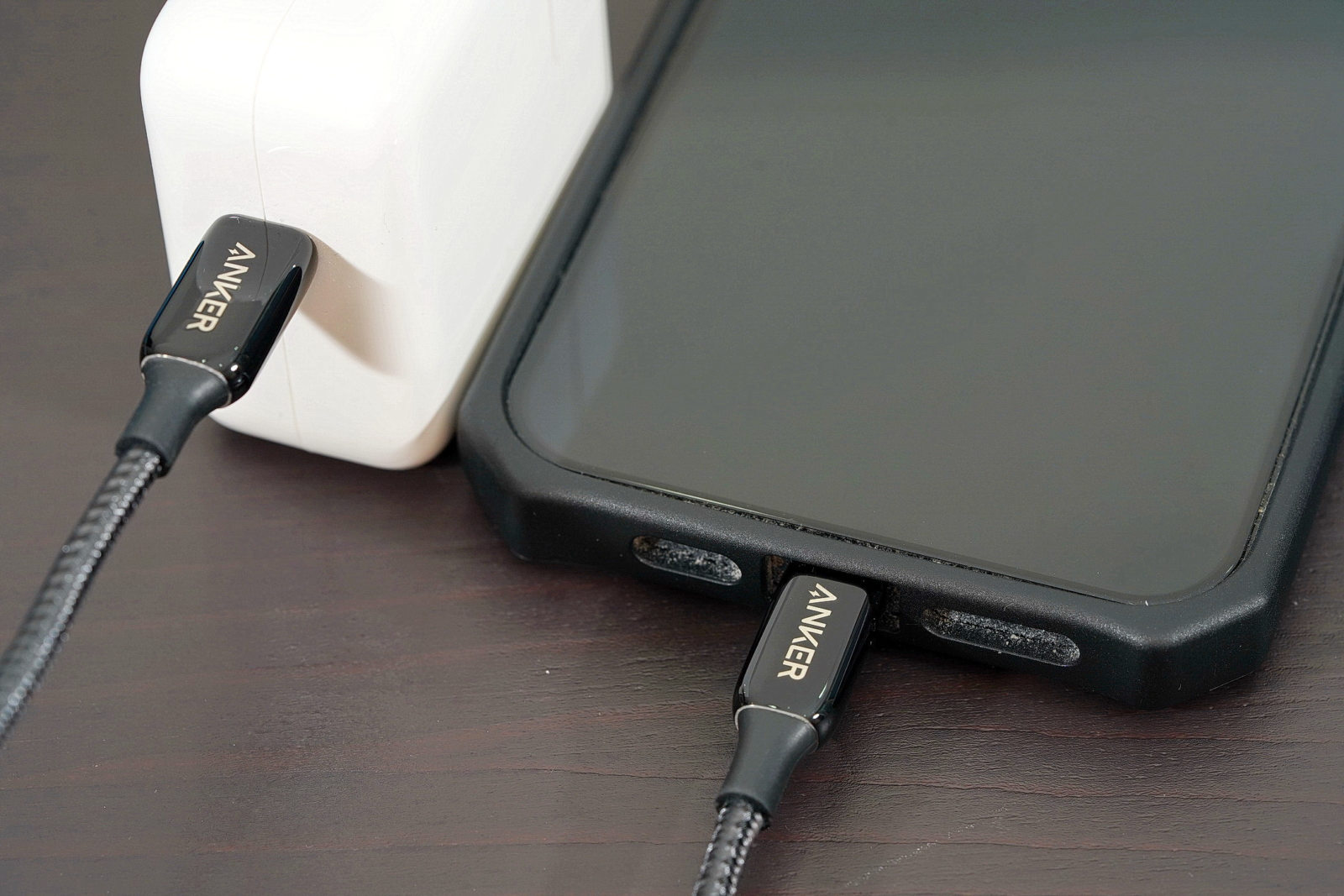 Anker PowerLine+ III USB-C to Lightning 傳輸充電線，連接iPhone和Apple 30W USB-C 充電豆腐頭，特寫1
