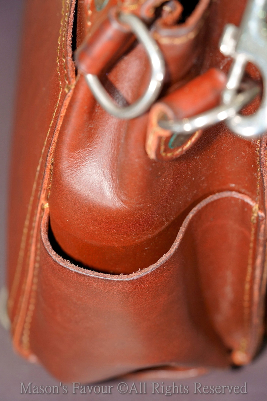 Saddleback Leather Satchel，外側口袋