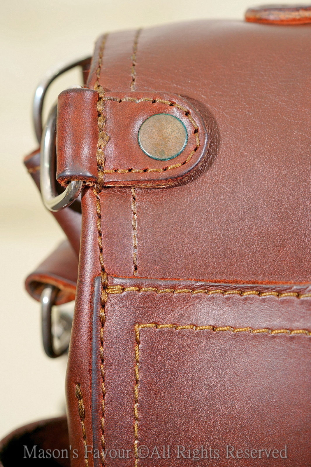Saddleback Leather Satchel，背面兩側D環及鉚定點
