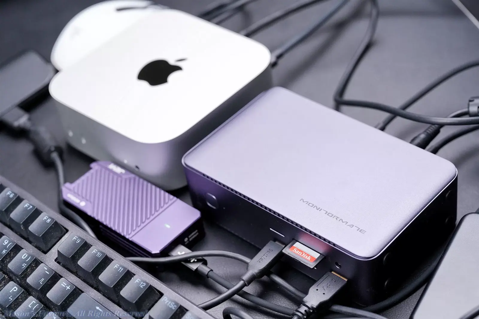 Monitormate TD1 - TD1 connected to Mac mini 2024 (M4 Chip), USB4 external SSD Drive, External Card Reader, Mouse, and Keyboard 3