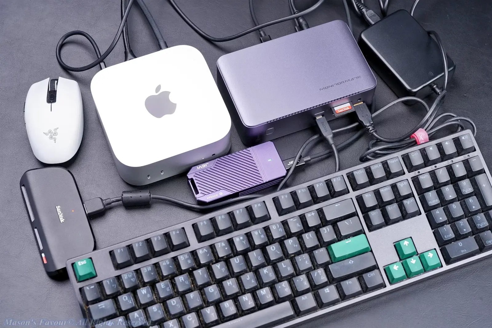 Monitormate TD1 - TD1 connected to Mac mini 2024 (M4 Chip), USB4 external SSD Drive, External Card Reader, Mouse, and Keyboard 1