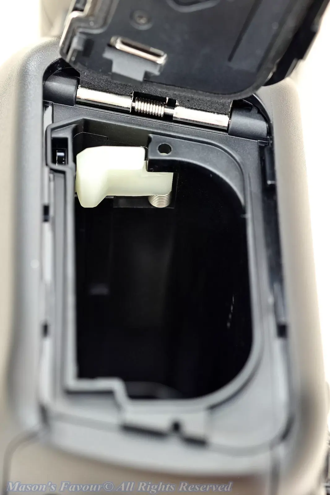 Canon-Speedlite-EL-5 - Battery Compartment, the Safety Lever Latch