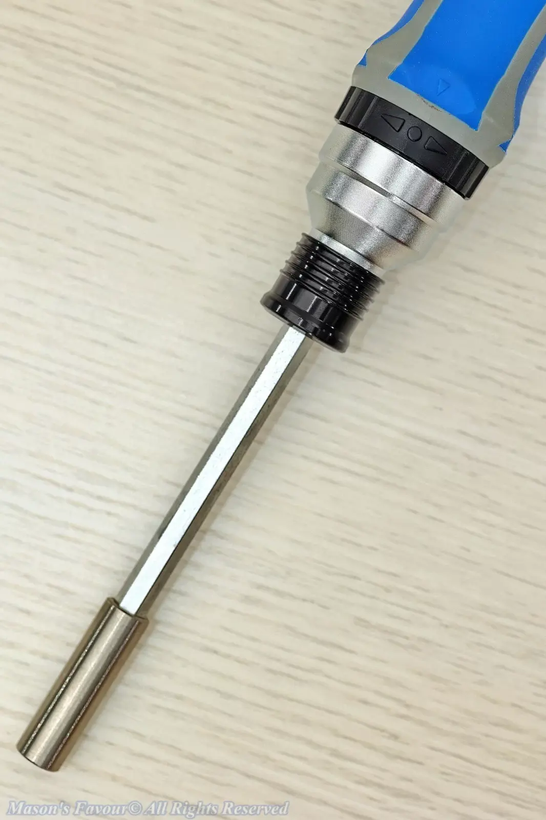King Tony 32540MR Ratchet ScrewDriver & Bit Set - Ratchet Screwdriver with the Retractable Stem Holder extended, Perspective 2