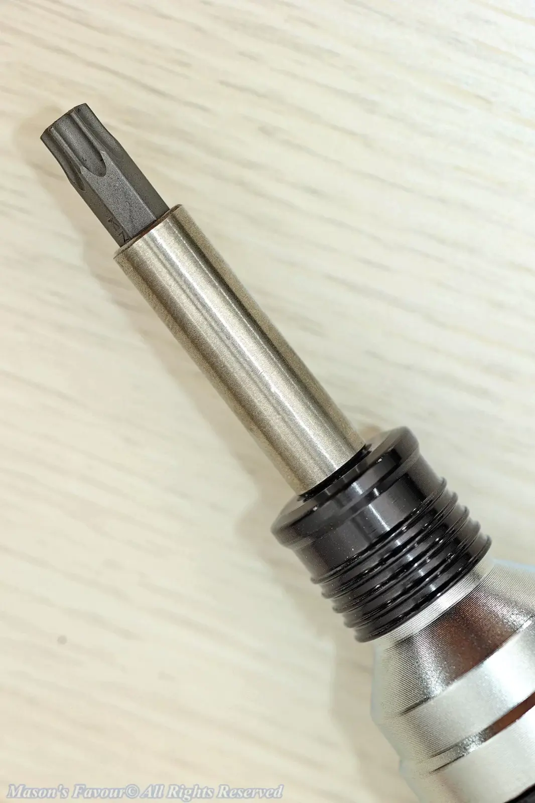 King Tony 32540MR Ratchet ScrewDriver & Bit Set - Torx Bit fitted to the Bit Socket of the Retractable Stem Holder on the Ratchet Screwdriver 2