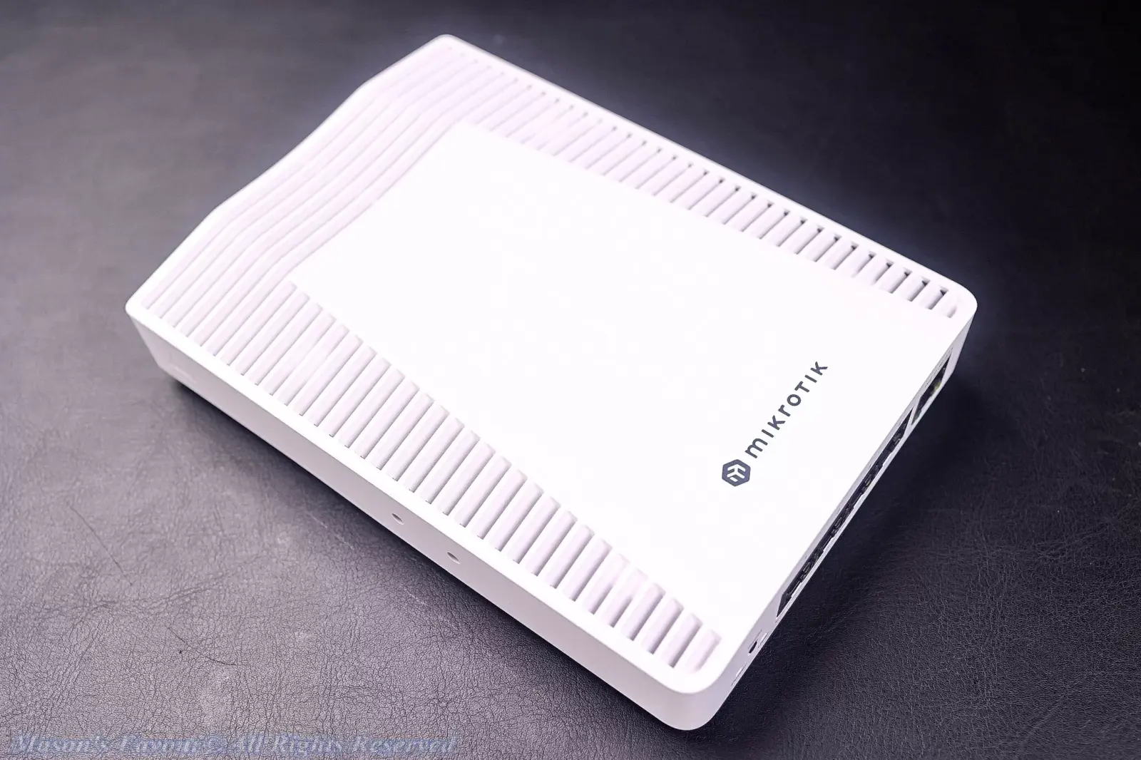 MikroTik CRS304-4XG-IN - Perspective 1
