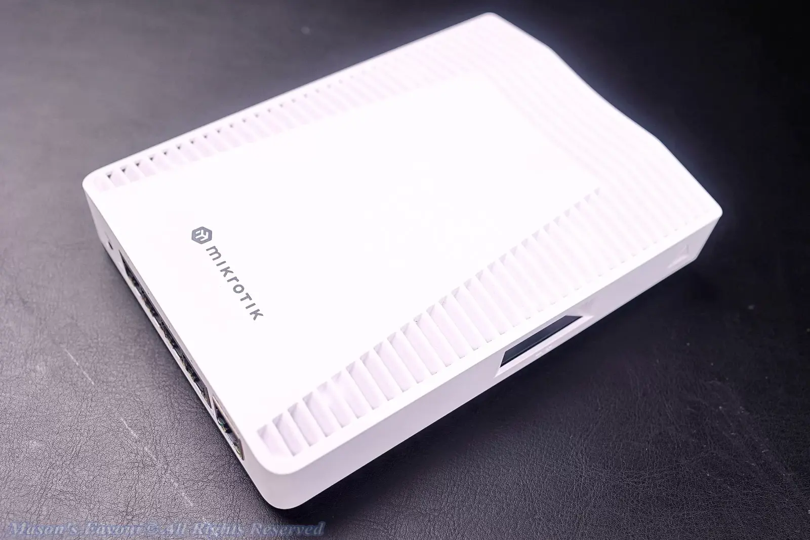 MikroTik CRS304-4XG-IN - Perspective 4