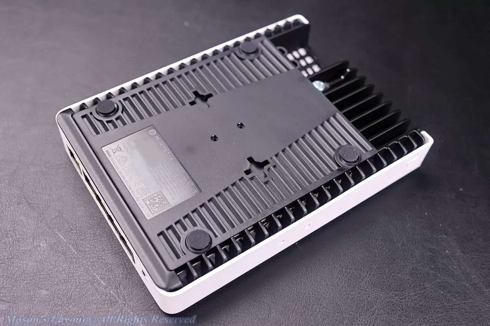 MikroTik CRS304-4XG-IN - Perspective 4