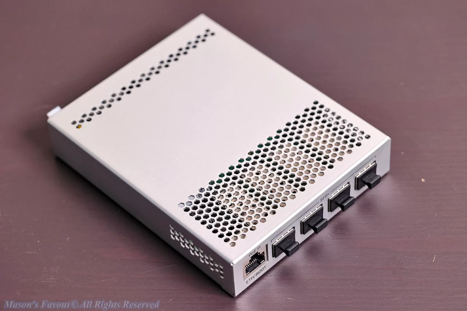 MikroTik CRS305-1G-4S+IN - Perspective 1