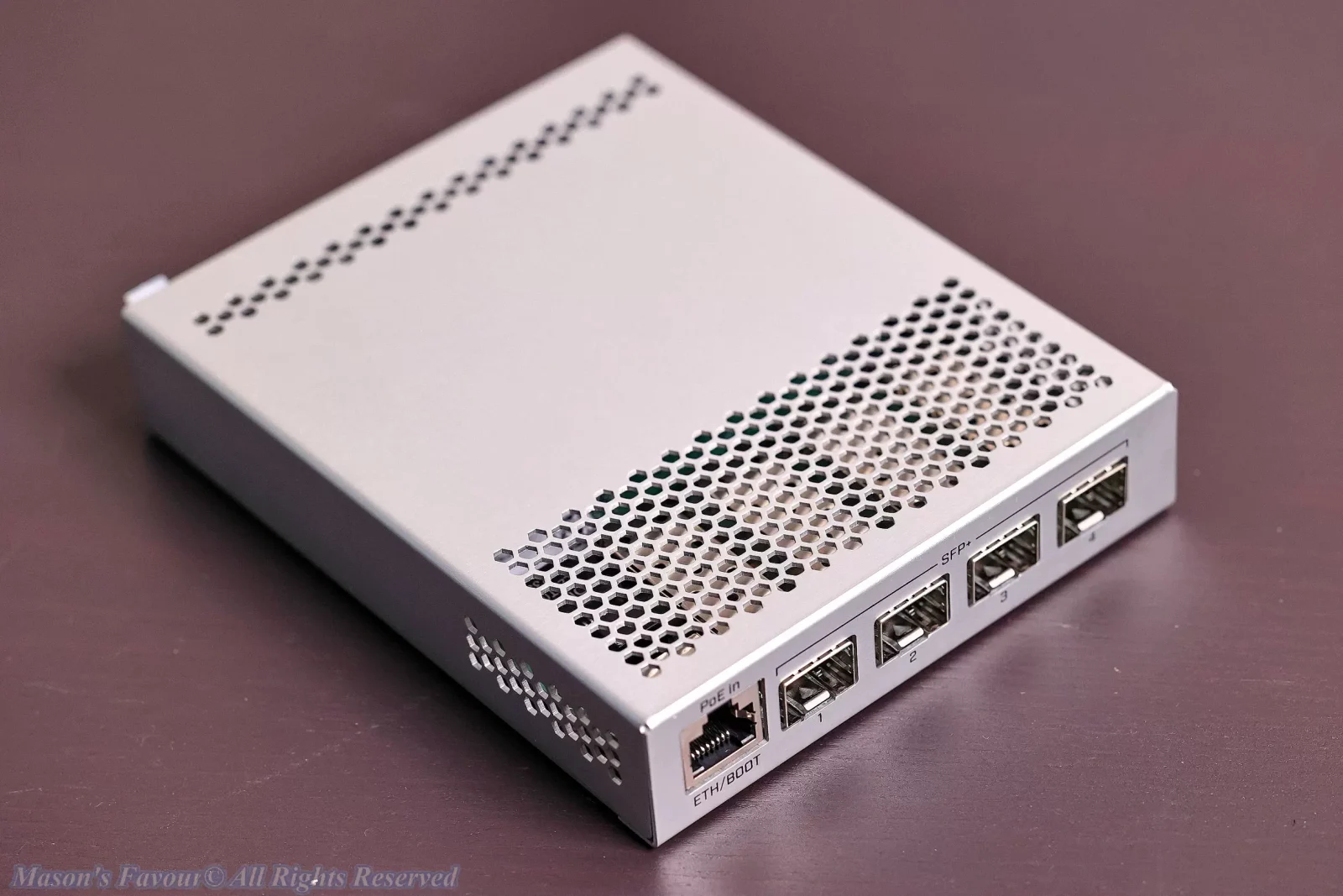 MikroTik CRS305-1G-4S+IN - Perspective 2