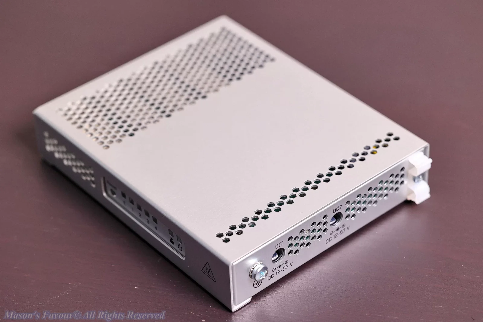 MikroTik CRS305-1G-4S+IN - Perspective 4