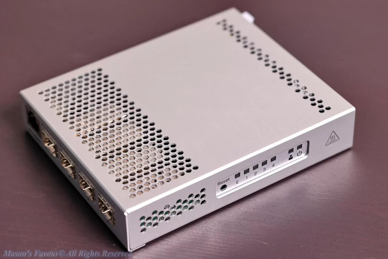 MikroTik CRS305-1G-4S+IN - Perspective 5