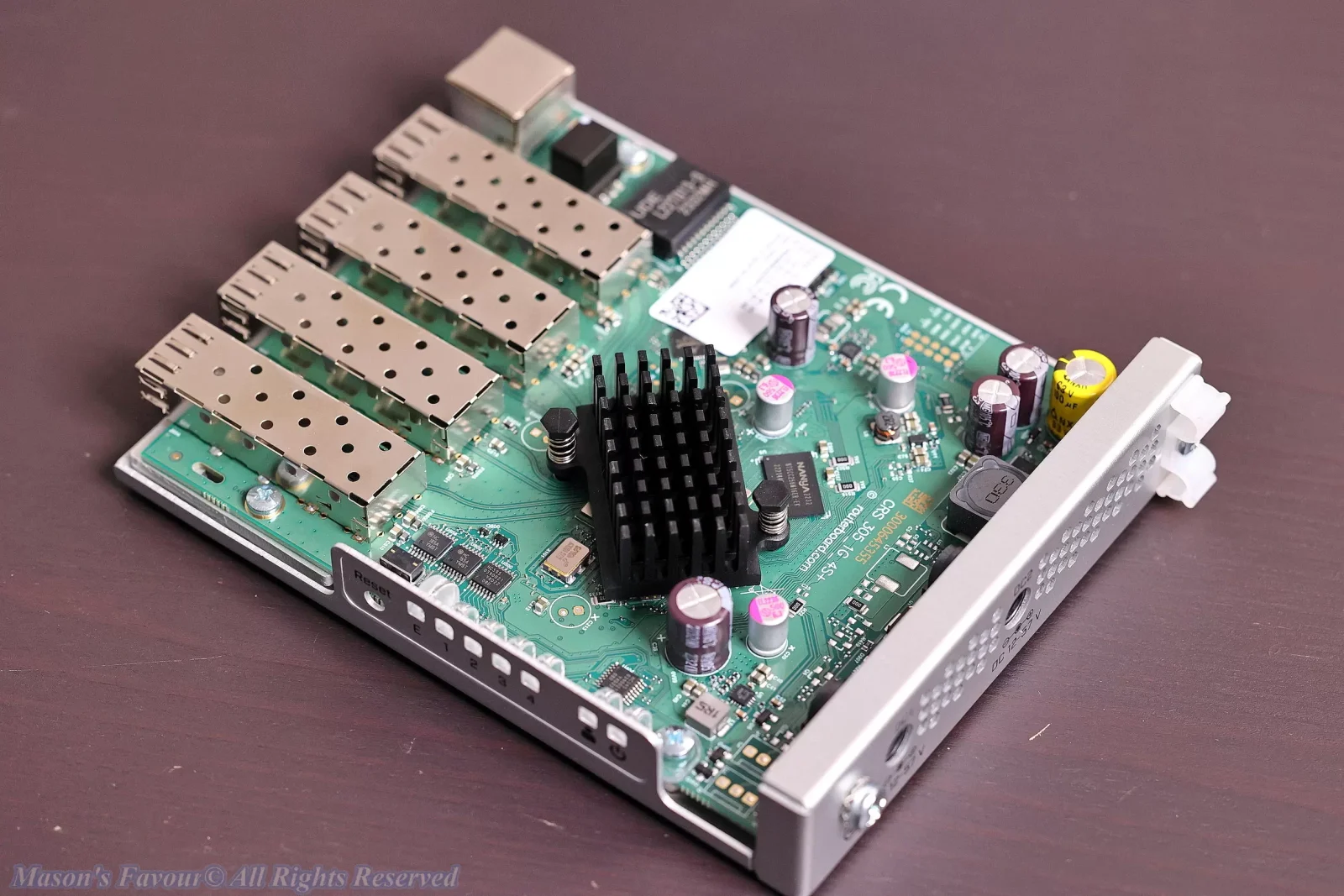 MikroTik CRS305-1G-4S+IN - Circuit Board, Perspective 3