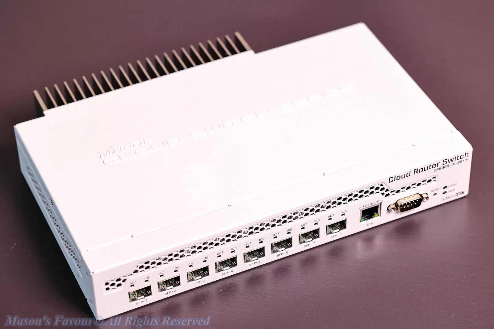 MikroTik CRS309-1G-8S+IN - Persepctive 1