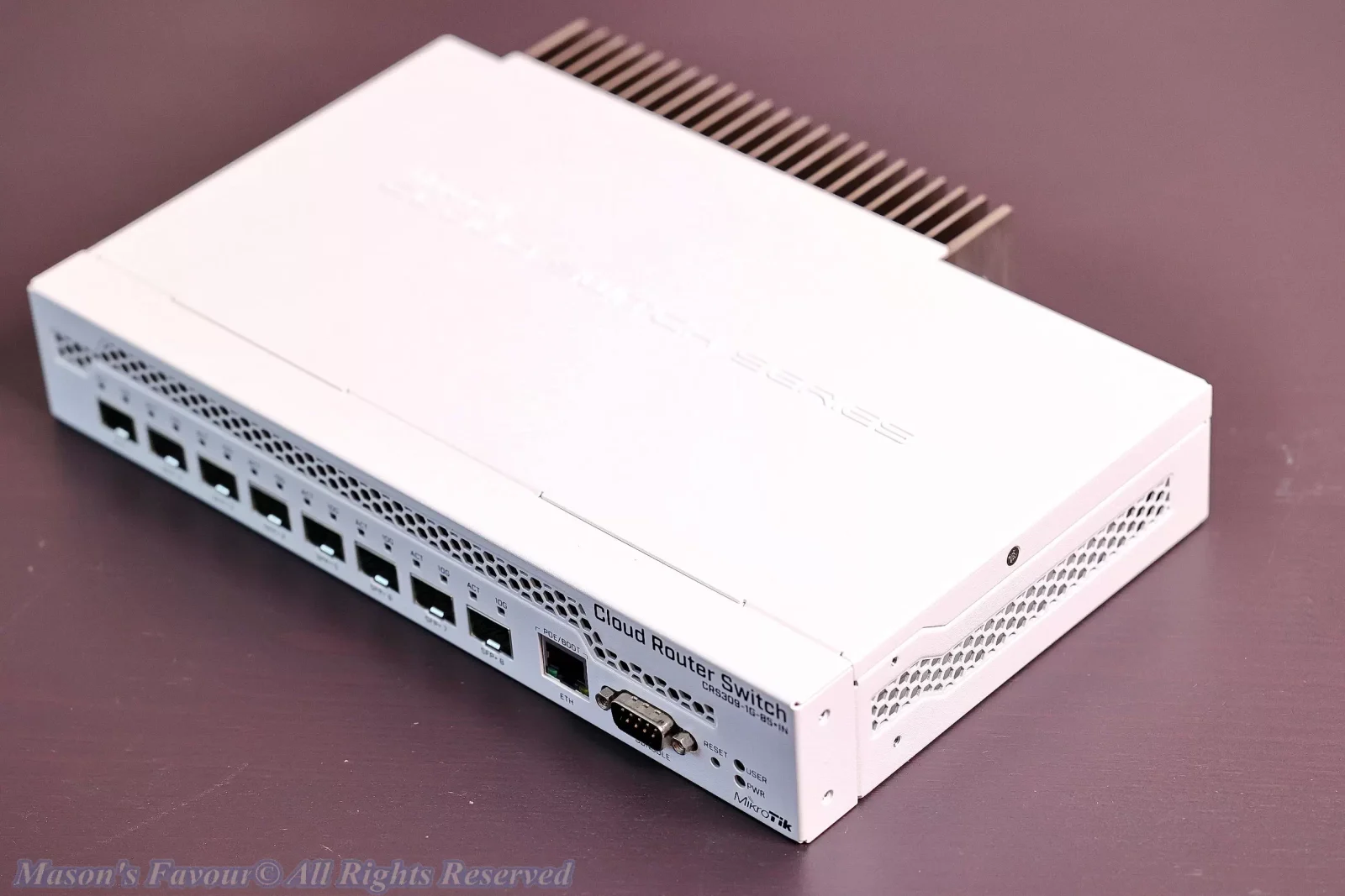 MikroTik CRS309-1G-8S+IN - Persepctive 4