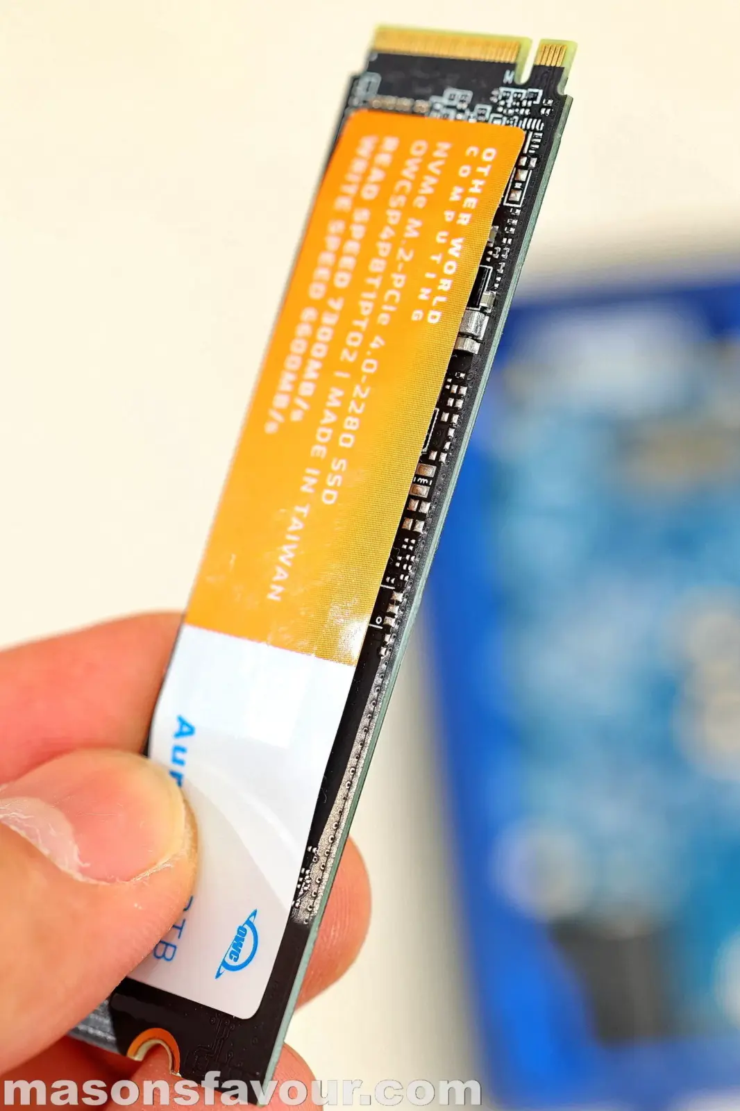 OWC Envoy Ultra Thunderbolt 5 SSD - Aura Pro IV SSD 2TB, Hand-on