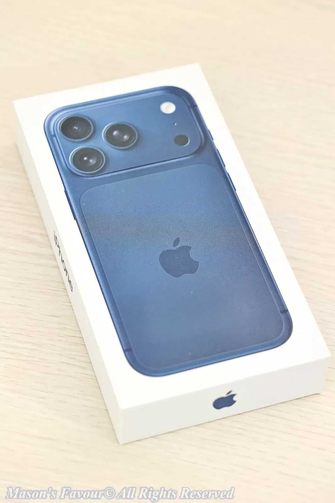 iPhone 17 Pro Deep Blue - Box, Perspective 1