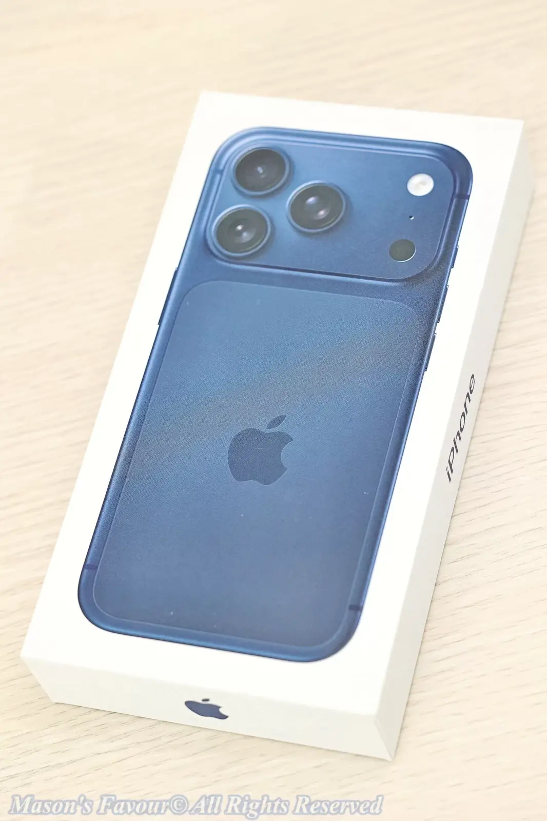 iPhone 17 Pro Deep Blue - Box, Perspective 2
