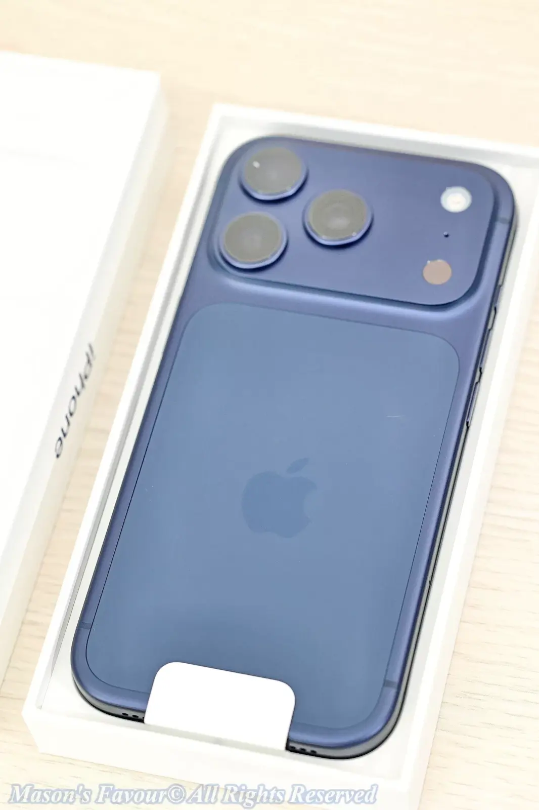 iPhone 17 Pro Deep Blue - Unboxing 3