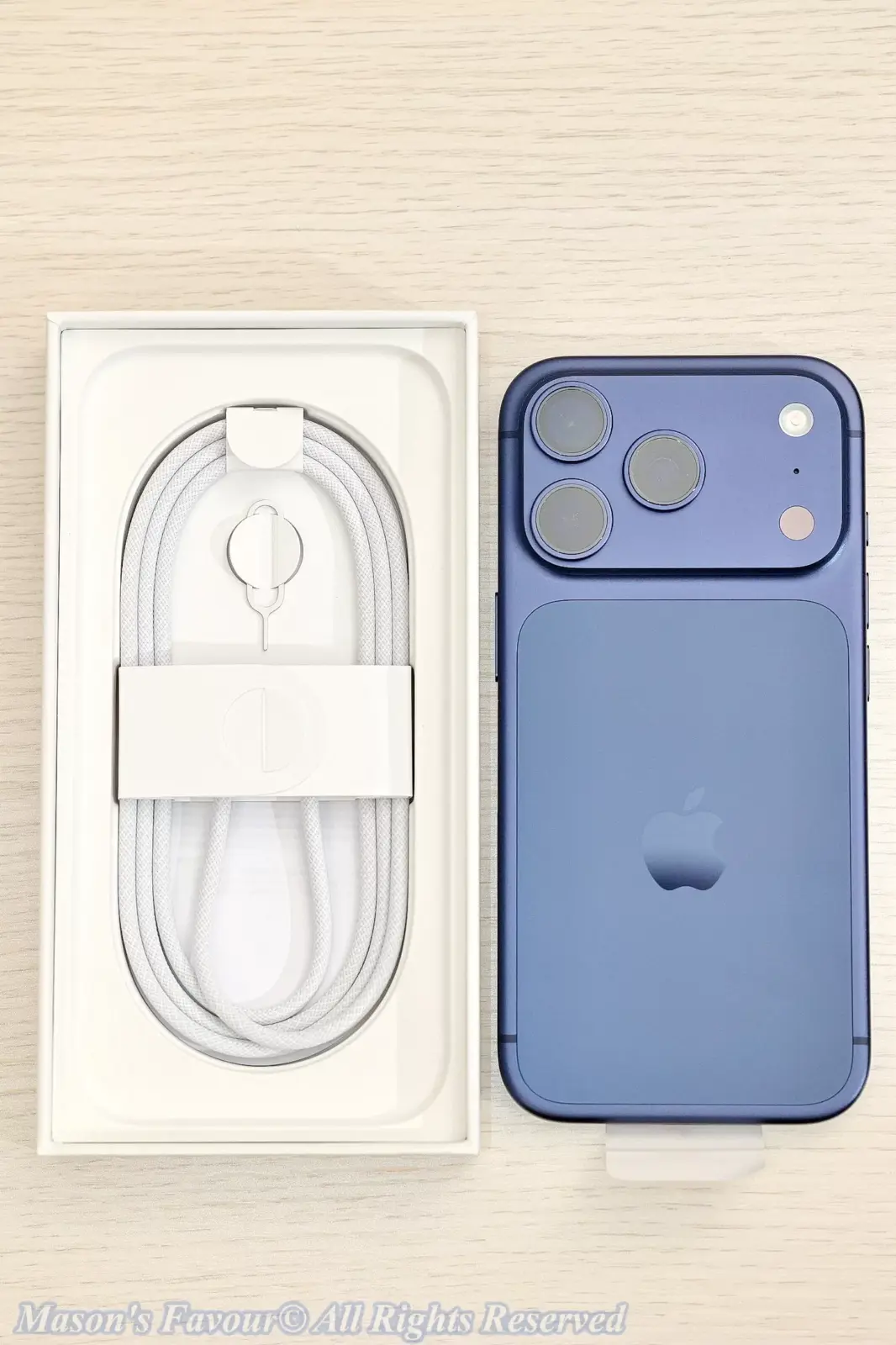 iPhone 17 Pro Deep Blue - iPhone 17 Pro & USB-C Cable