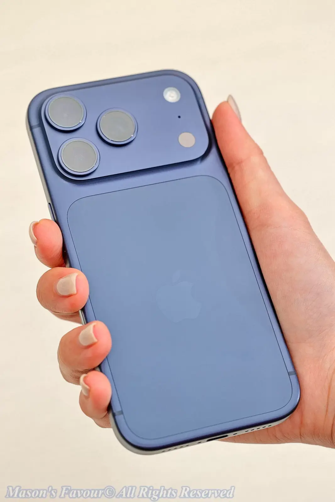 iPhone 17 Pro Deep Blue - iPhone 17 Pro Hand-on 2
