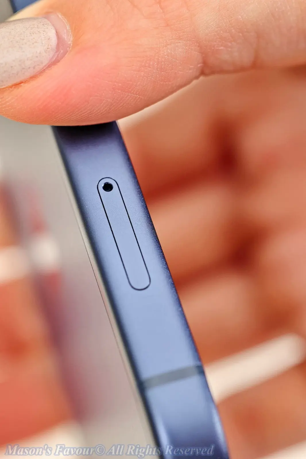 iPhone 17 Pro Deep Blue - SIM Card Reader