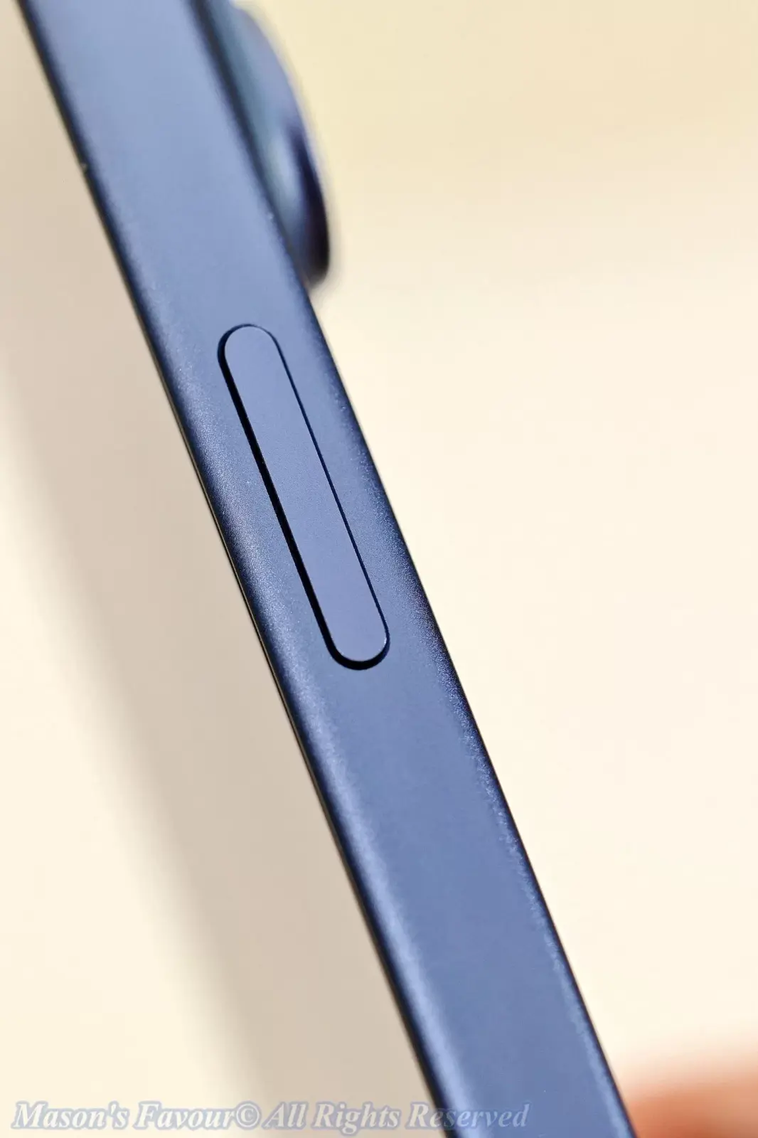 iPhone 17 Pro Deep Blue - Power Button