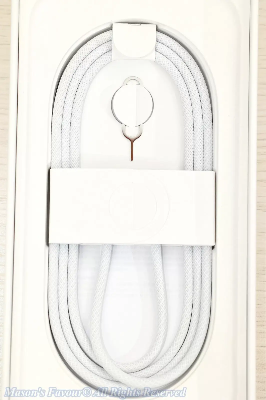 iPhone 17 Pro Deep Blue - USB-C Cable & SIM Tray Ejection Pin