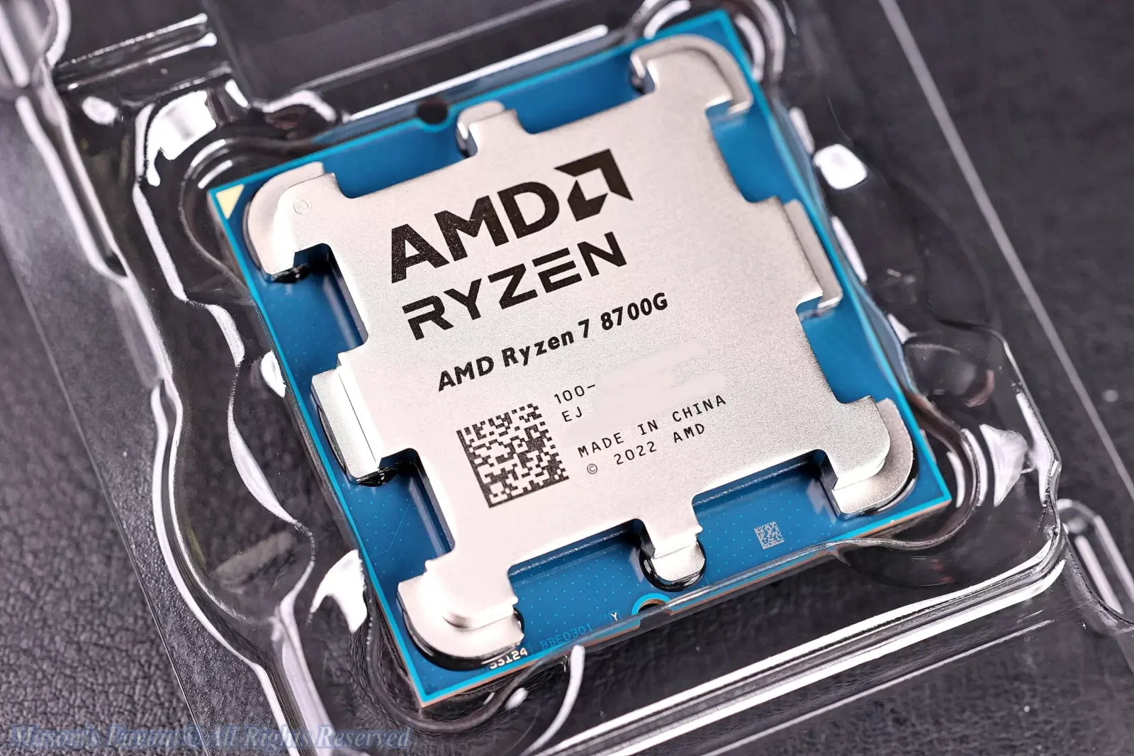 AMD Ryzen 8700G - CPU with plastic holding bracket, Enlarged View 1