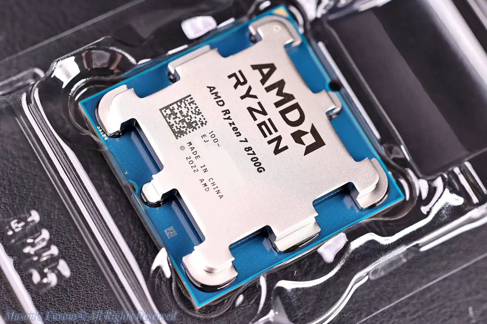 AMD Ryzen 8700G - CPU with plastic holding bracket, Enlarged View 4